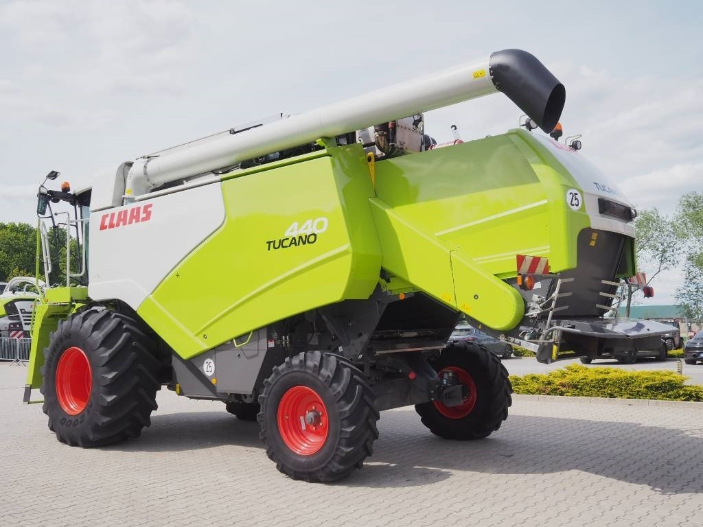 Claas Tucano 440 + V620 - Зерноуборочный комбайн: фото 2 Claas Tucano 440 + V620 - Зерноуборочный комбайн: фото 2