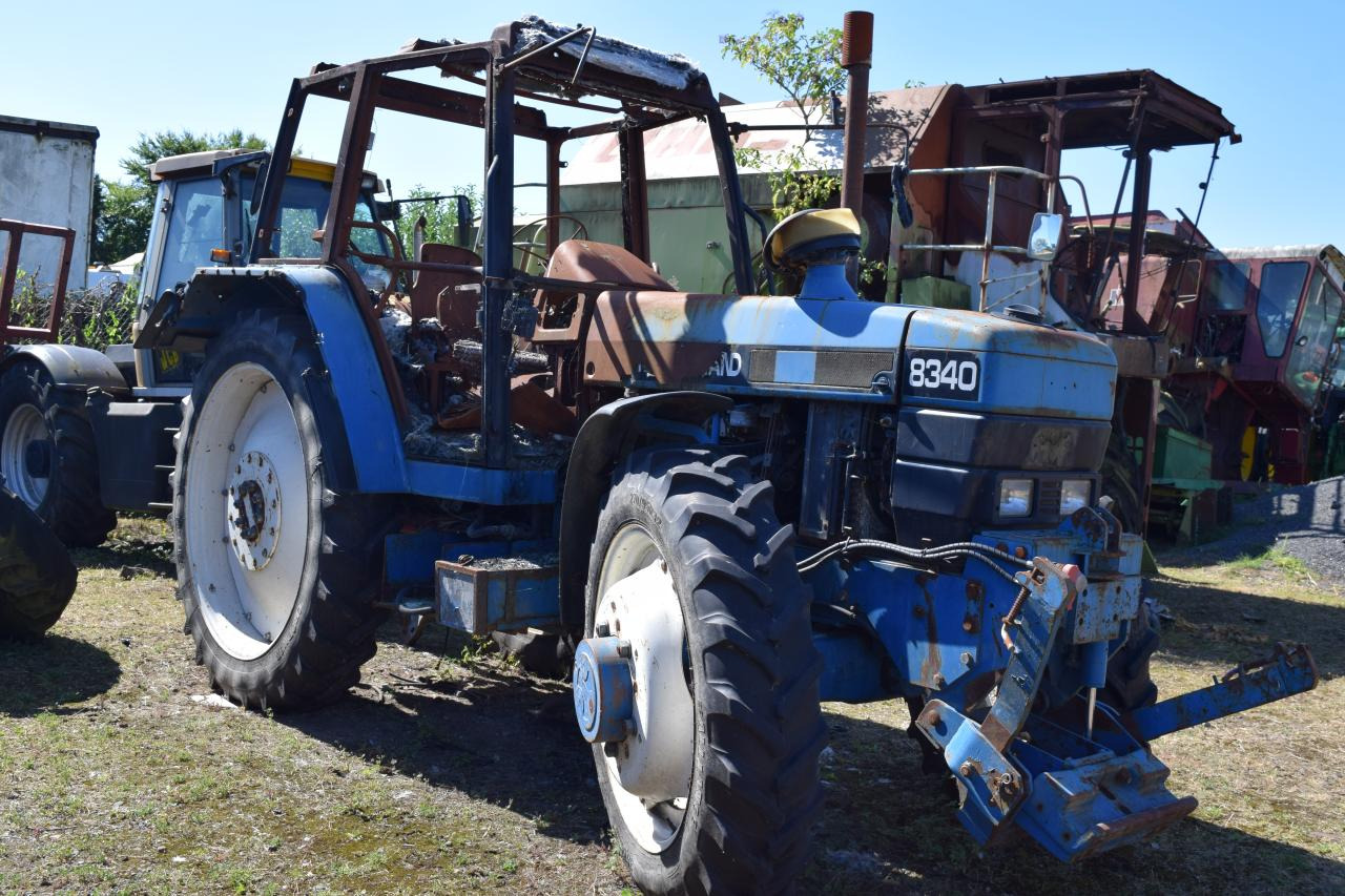 New Holland 8340 *zur Teileverwertung* - Трактор: фото 1 New Holland 8340 *zur Teileverwertung* - Трактор: фото 1
