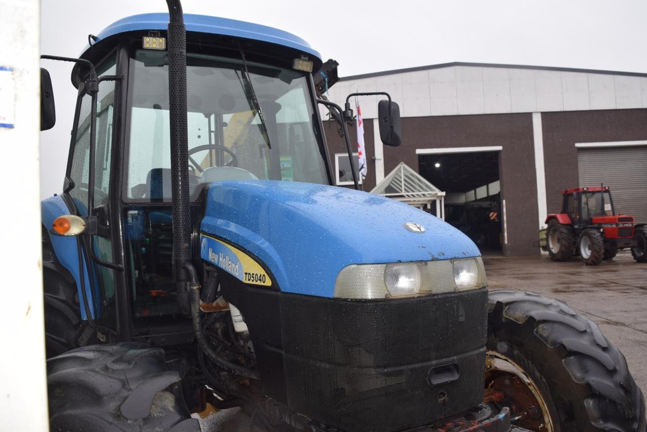 New Holland TD 5040 - Трактор: фото 2 New Holland TD 5040 - Трактор: фото 2