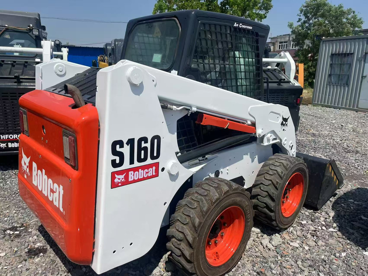 Bobcat S160 - Мини-погрузчик с бортовым поворотом: фото 1 Bobcat S160 - Мини-погрузчик с бортовым поворотом: фото 1