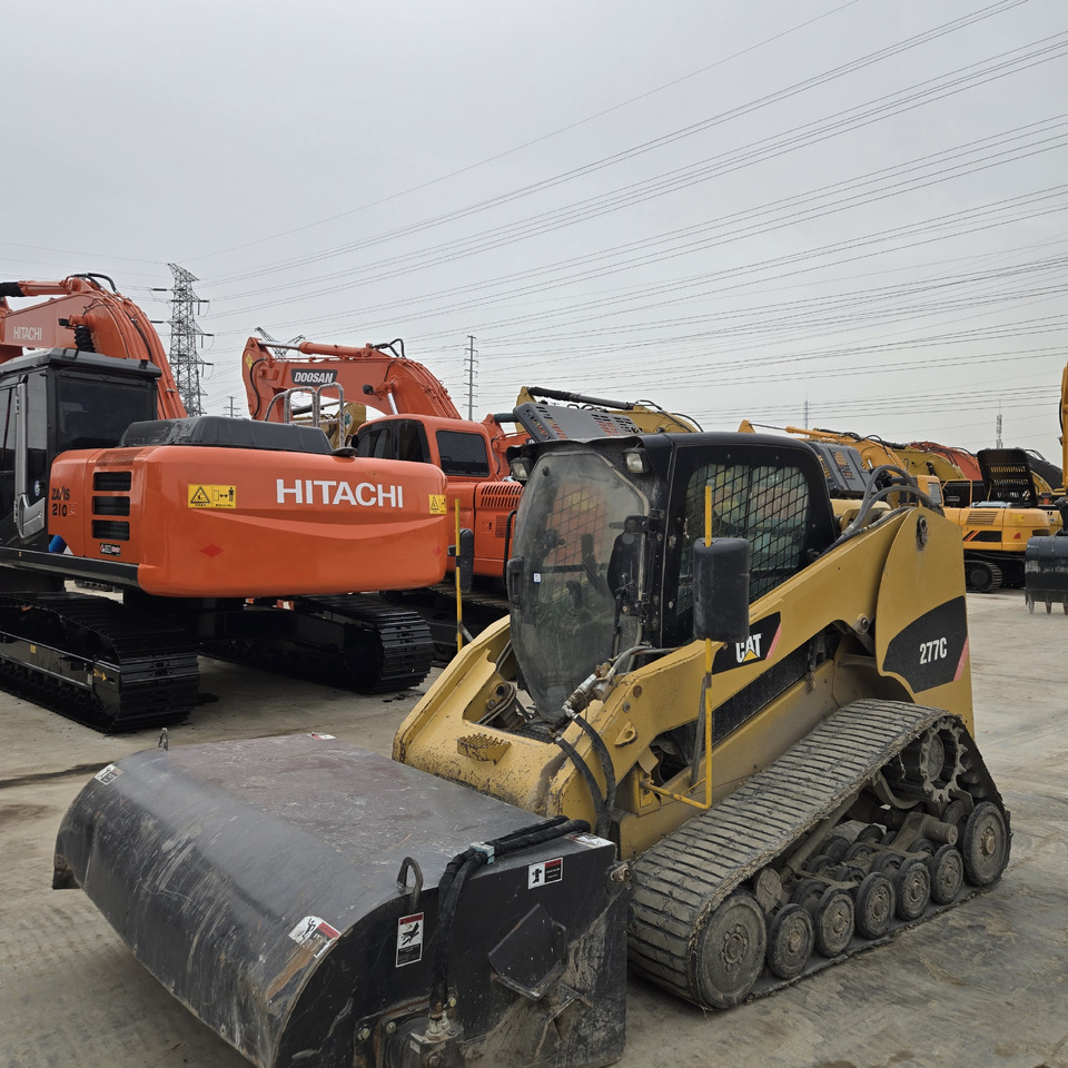CATERPILLAR 277C - Мини-погрузчик с бортовым поворотом: фото 4 CATERPILLAR 277C - Мини-погрузчик с бортовым поворотом: фото 4
