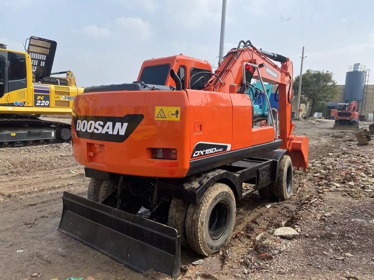 Doosan DX150W - Колёсный экскаватор: фото 2 Doosan DX150W - Колёсный экскаватор: фото 2