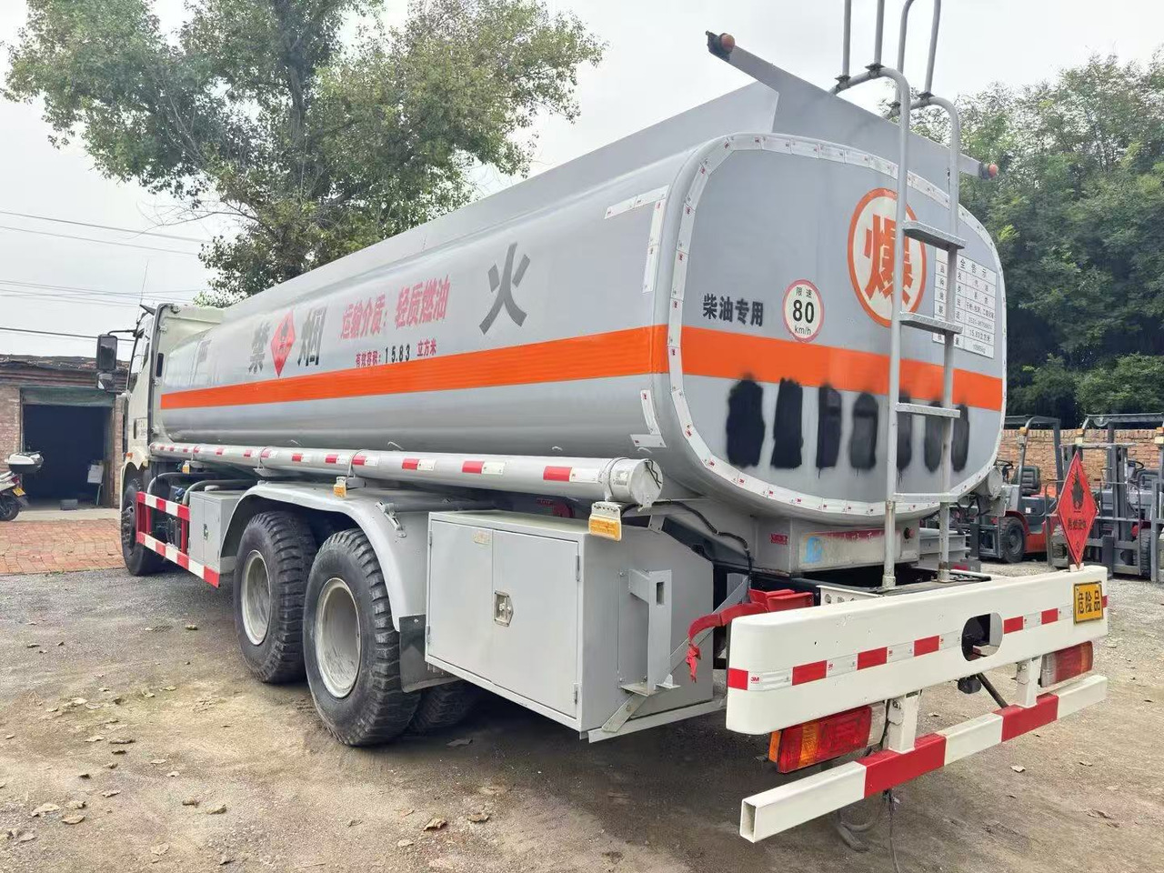 FAW tanker truck - Грузовик-цистерна: фото 2 FAW tanker truck - Грузовик-цистерна: фото 2