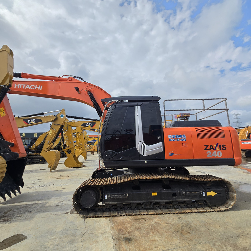 HITACHI ZX240 - Гусеничный экскаватор: фото 1 HITACHI ZX240 - Гусеничный экскаватор: фото 1
