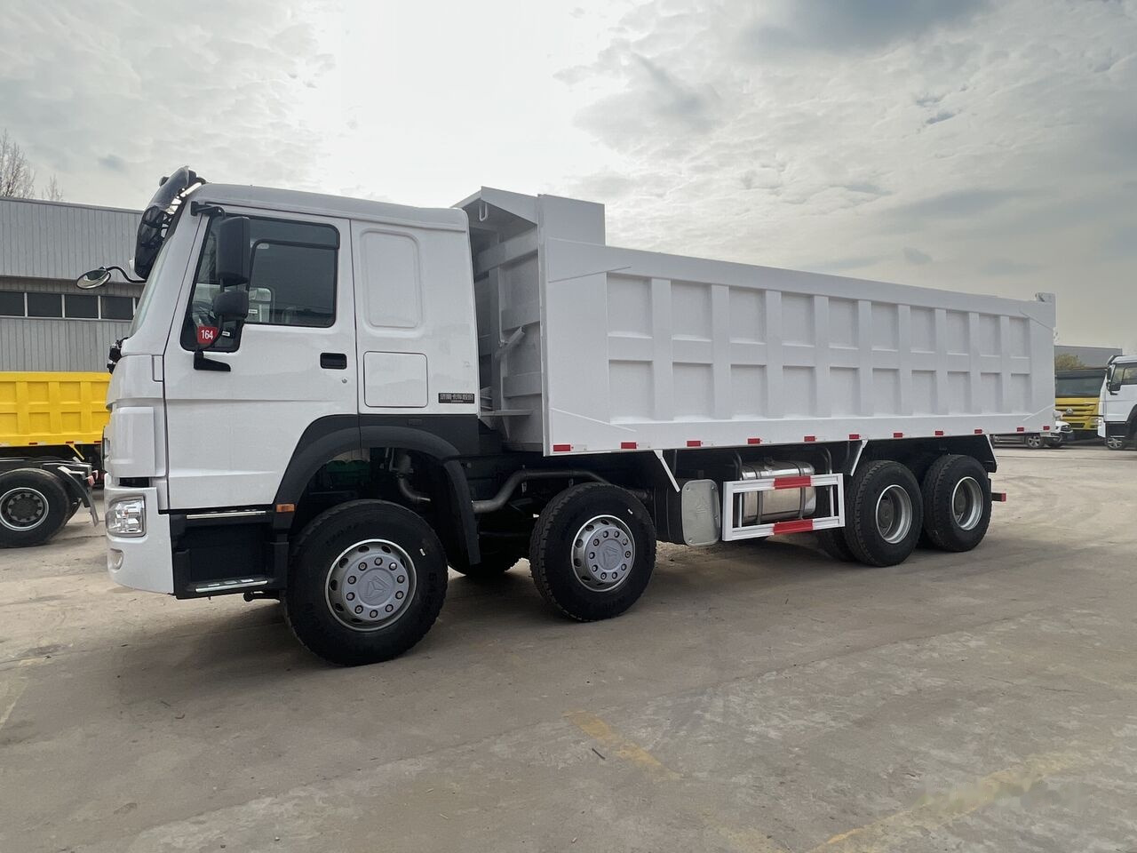 Sinotruk Howo 8*4 - Самосвал: фото 3 Sinotruk Howo 8*4 - Самосвал: фото 3