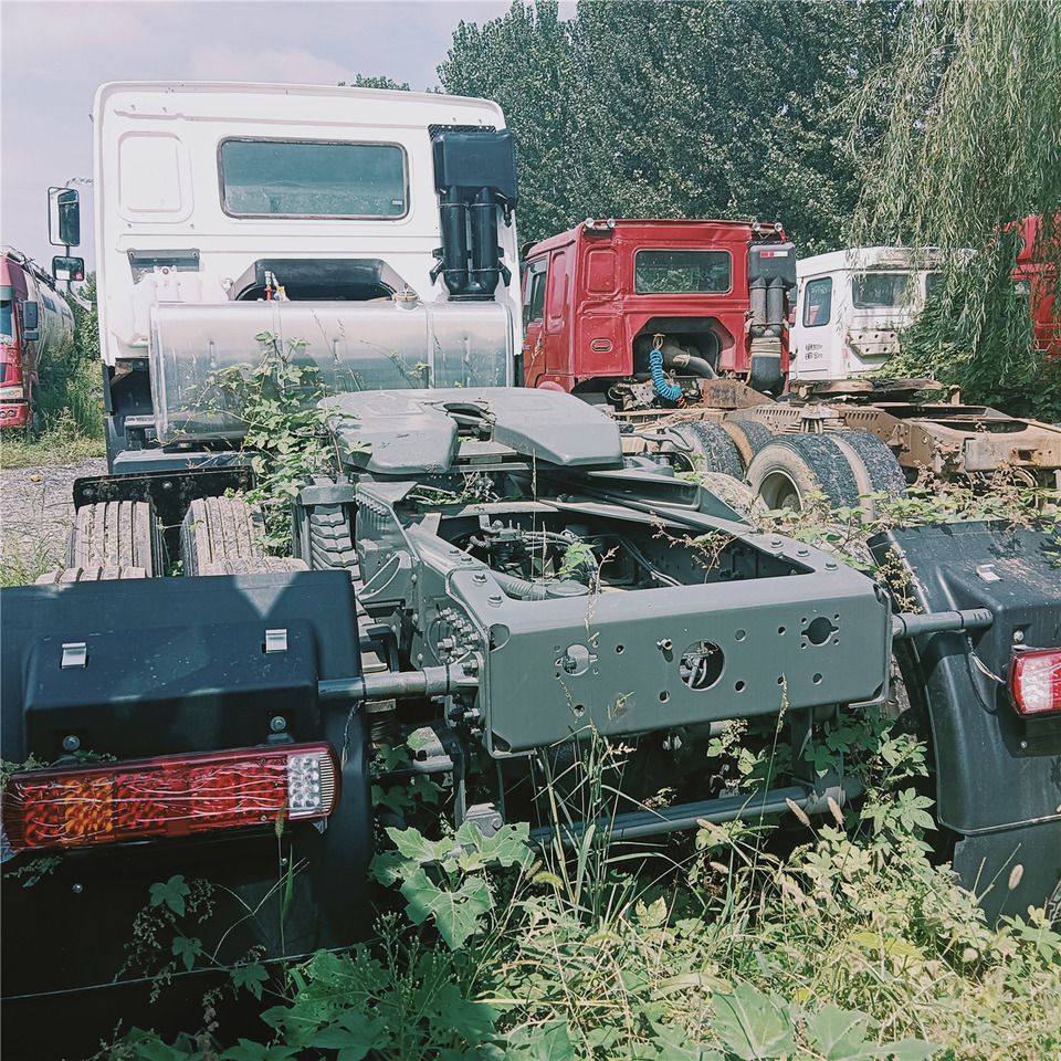 SINOTRUK HOWO trailer head - Тягач: фото 4 SINOTRUK HOWO trailer head - Тягач: фото 4