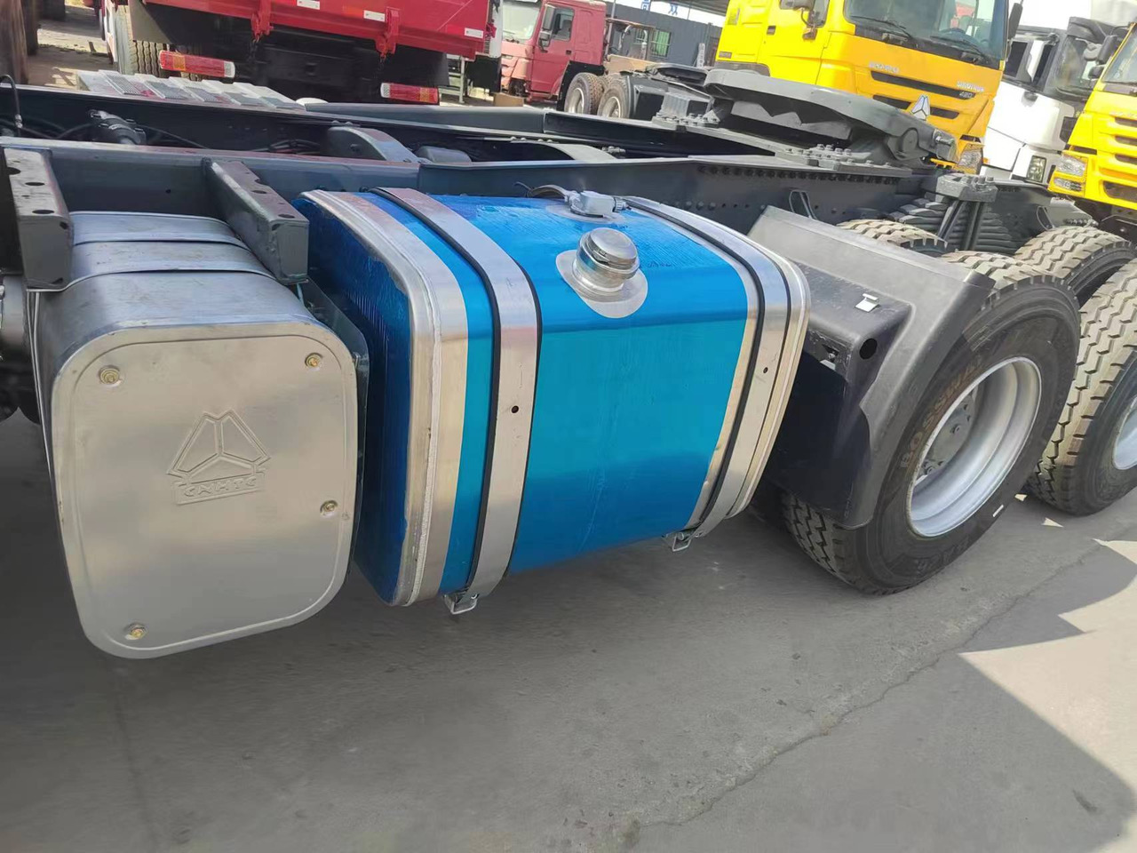 SINOTRUK HOWO trailer head - Тягач: фото 5 SINOTRUK HOWO trailer head - Тягач: фото 5