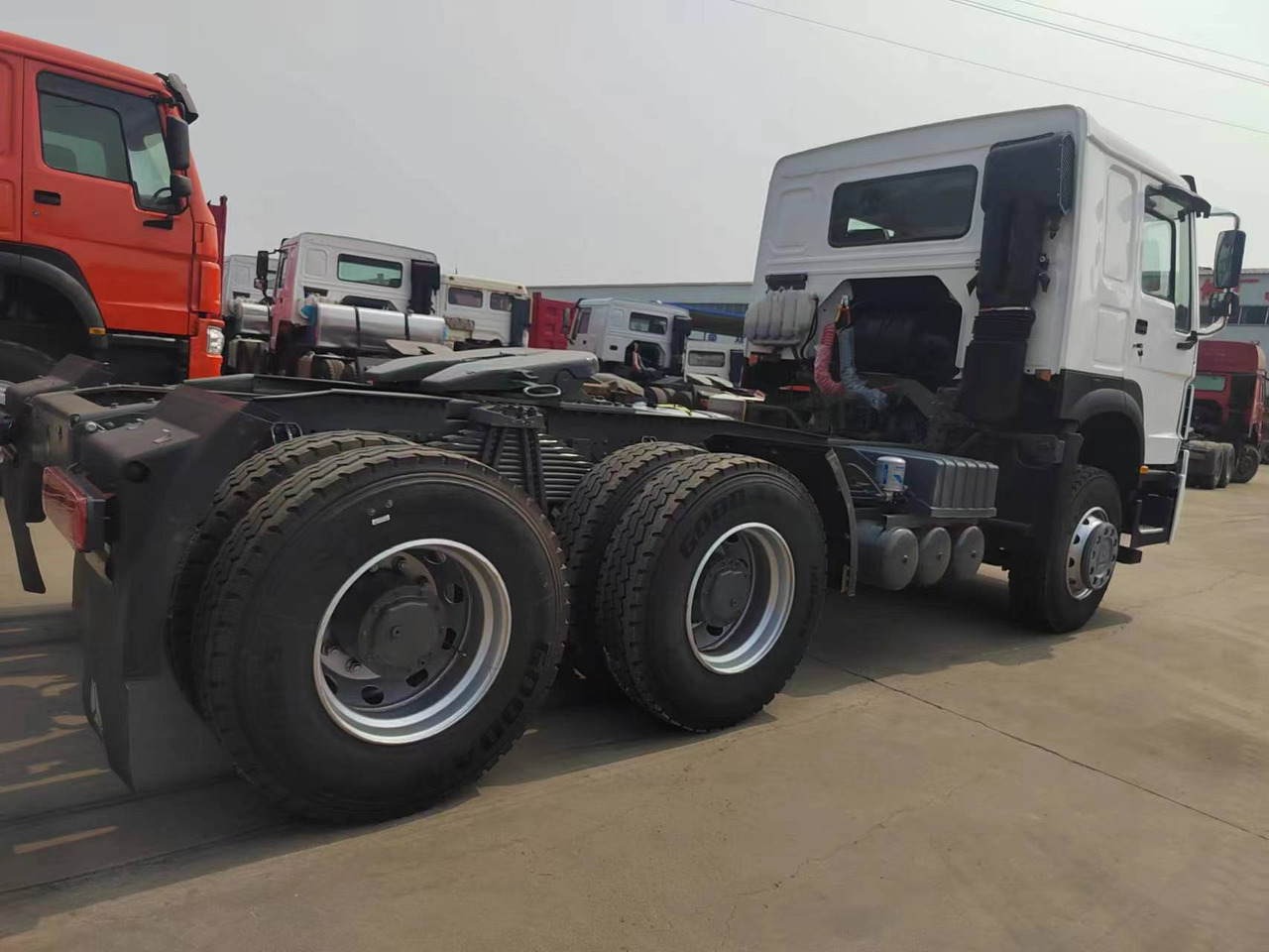 SINOTRUK HOWO trailer head - Тягач: фото 4 SINOTRUK HOWO trailer head - Тягач: фото 4