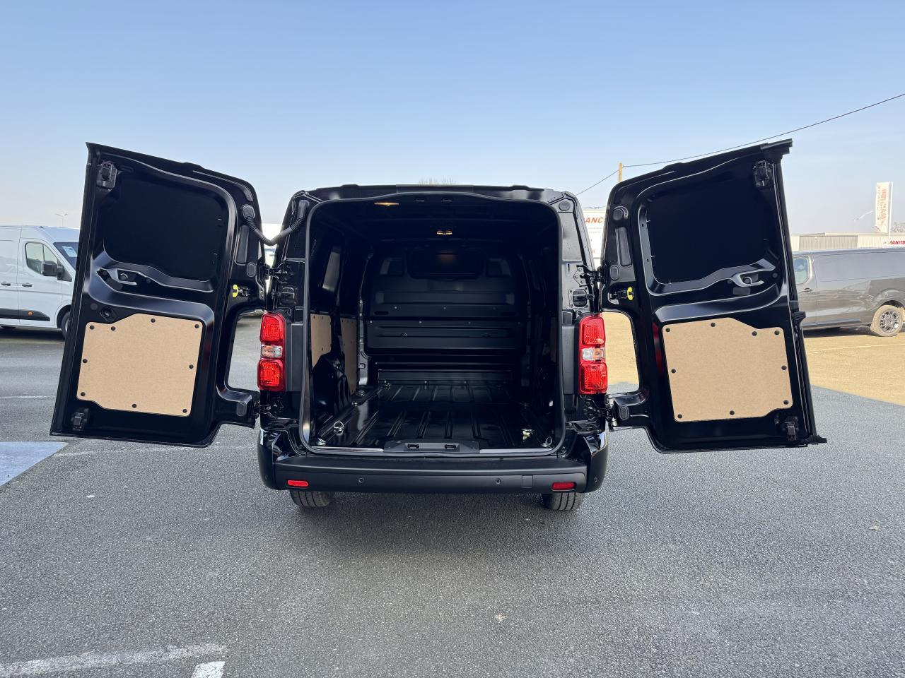 Citroen Jumpy 2 PLACES XL 2.0 BLUEHDI 180CH S&S PACK PREMIUM CONNECT EAT8 - Цельнометаллический фургон: фото 2 Citroen Jumpy 2 PLACES XL 2.0 BLUEHDI 180CH S&S PACK PREMIUM CONNECT EAT8 - Цельнометаллический фургон: фото 2