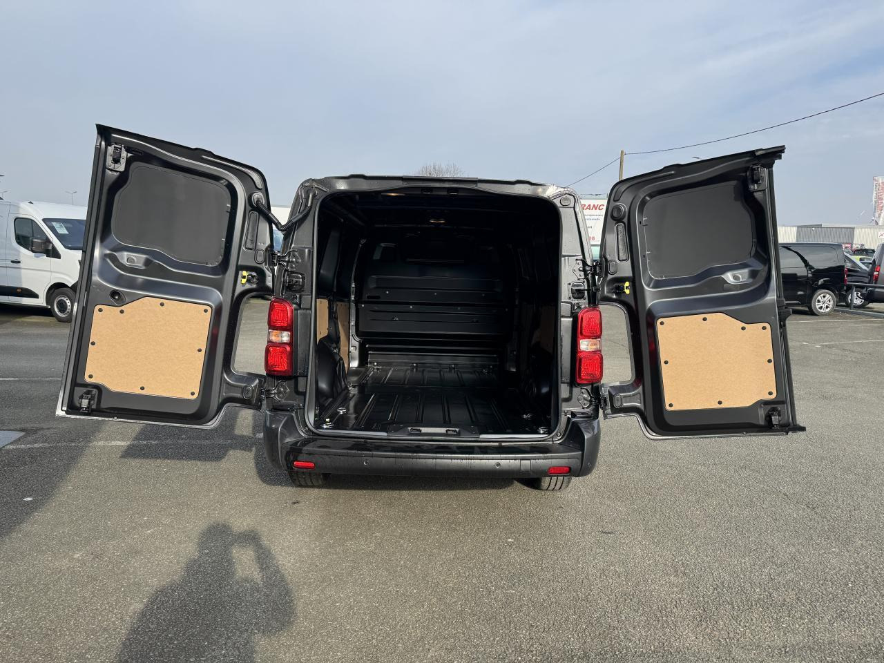 Citroen Jumpy 2 PLACES XL 2.0 BLUEHDI 180CH S&S PACK PREMIUM CONNECT EAT8 - Цельнометаллический фургон: фото 2 Citroen Jumpy 2 PLACES XL 2.0 BLUEHDI 180CH S&S PACK PREMIUM CONNECT EAT8 - Цельнометаллический фургон: фото 2