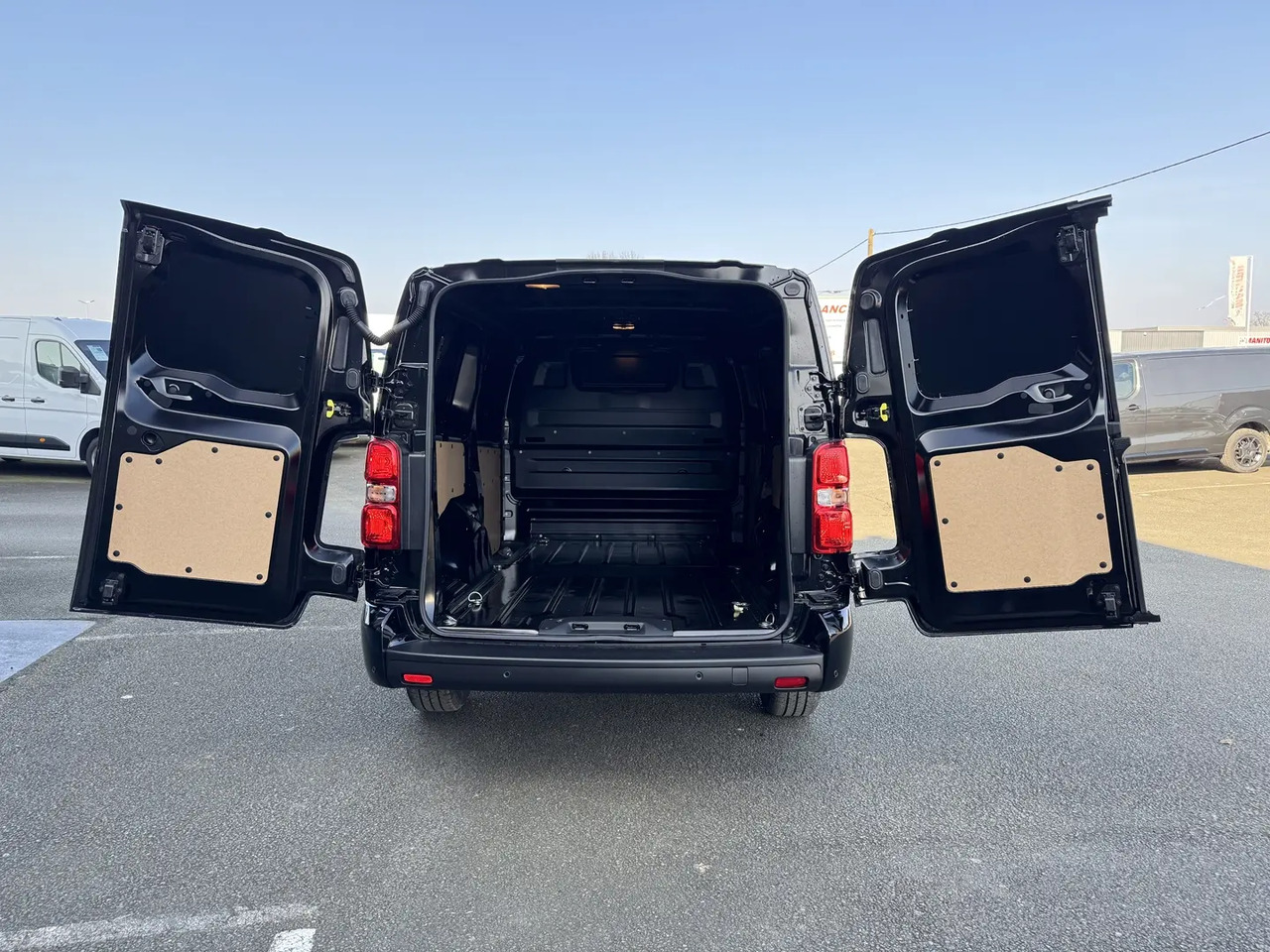 Citroen Jumpy XL 2.0 BLUEHDI 180CH S&S PACK PREMIUM CONNECT EAT8 - Цельнометаллический фургон: фото 2 Citroen Jumpy XL 2.0 BLUEHDI 180CH S&S PACK PREMIUM CONNECT EAT8 - Цельнометаллический фургон: фото 2