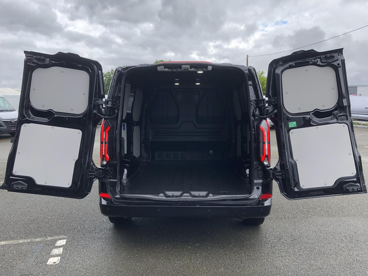 FORD transit custom L1H1 2.0 ECOBLUE 170CH SPORT BVA8 PACK CAM JA - Цельнометаллический фургон: фото 2 FORD transit custom L1H1 2.0 ECOBLUE 170CH SPORT BVA8 PACK CAM JA - Цельнометаллический фургон: фото 2