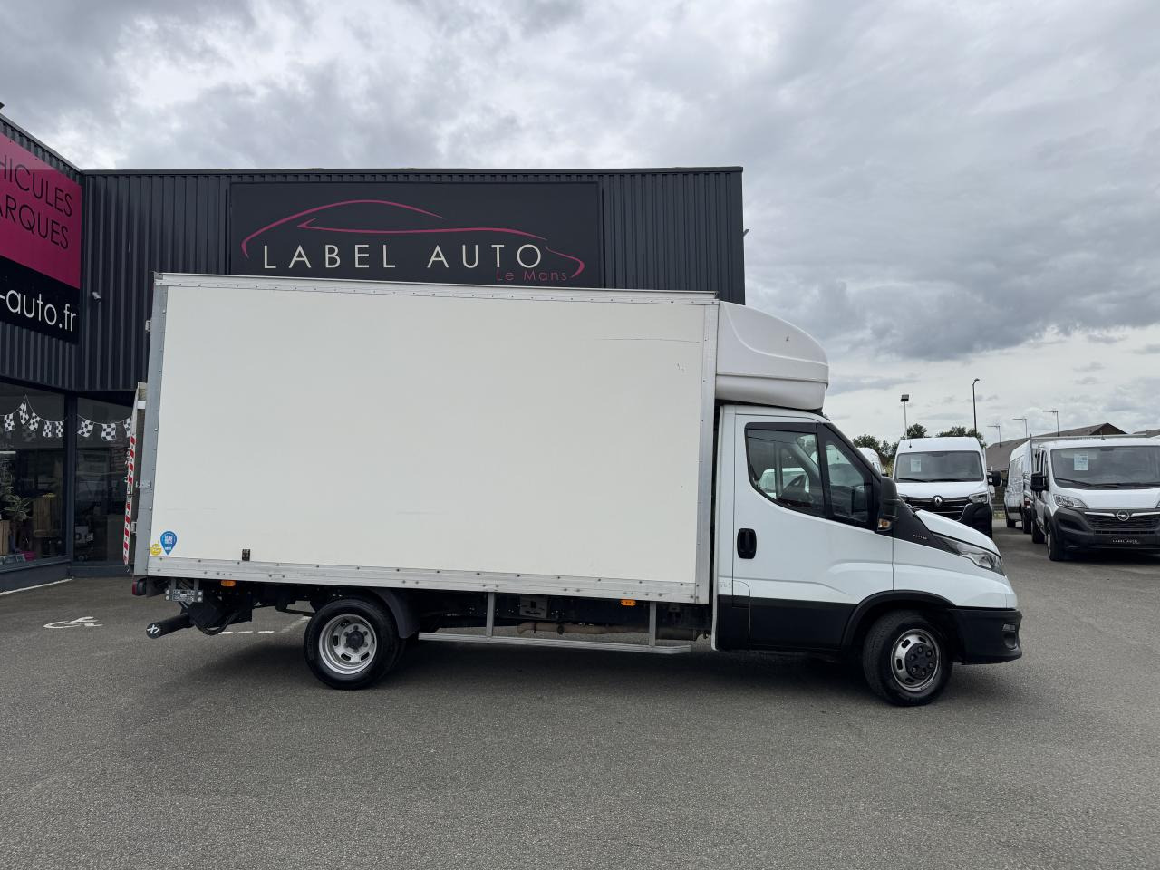 IVECO Daily 35C16 CAISSE HAYON 20M3 RJ 3.0L 160CH - Фургон с закрытым кузовом: фото 1 IVECO Daily 35C16 CAISSE HAYON 20M3 RJ 3.0L 160CH - Фургон с закрытым кузовом: фото 1