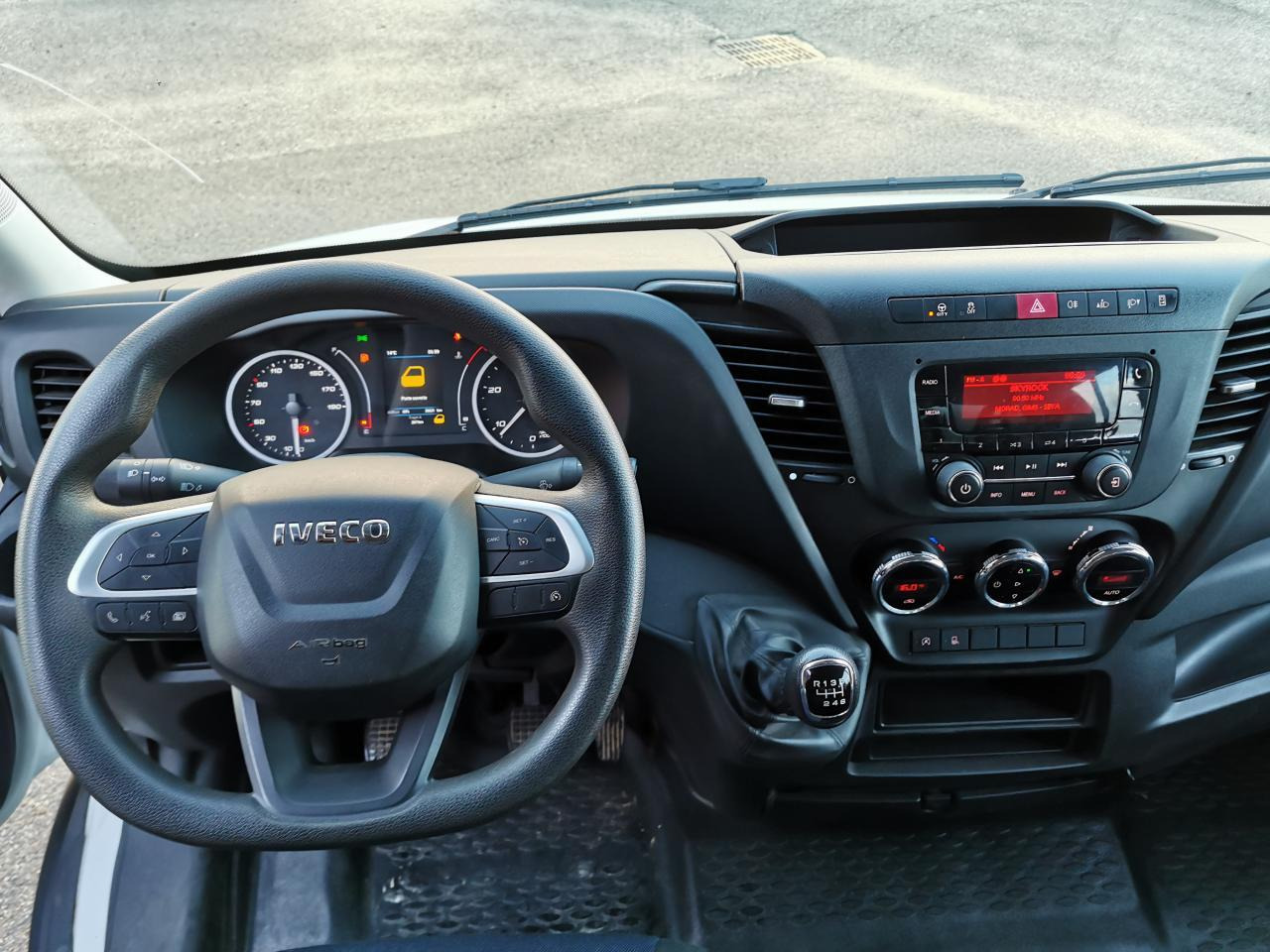 Iveco Daily 35C14 BENNE COFFRE DOUBLE CABINE 6 places - Малотоннажный самосвал: фото 4 Iveco Daily 35C14 BENNE COFFRE DOUBLE CABINE 6 places - Малотоннажный самосвал: фото 4