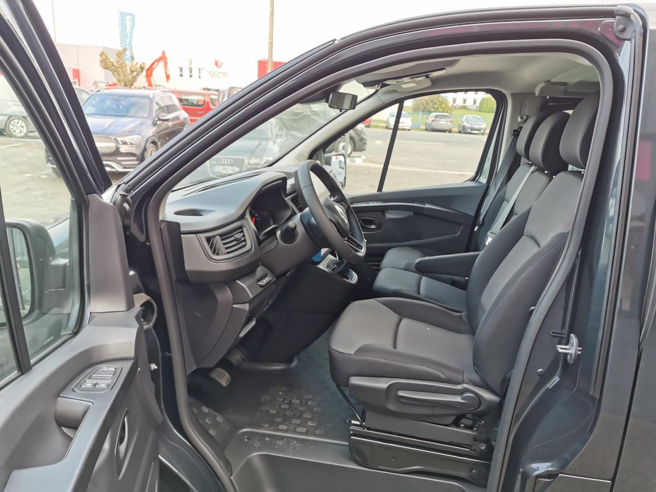 RENAULT Trafic L2 2.0 Energy dCi - 150 - S&S - BVA - 25 III COMBI Combi Grand Evolution L2H1 PHASE 3 - Пассажирский фургон: фото 4 RENAULT Trafic L2 2.0 Energy dCi - 150 - S&S - BVA - 25 III COMBI Combi Grand Evolution L2H1 PHASE 3 - Пассажирский фургон: фото 4