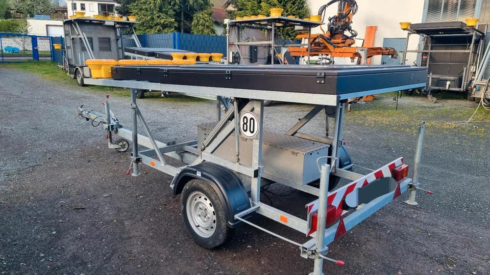 Прицеп Neuwertige Nissen LED VLT Verkehrsleittafel Verkehrsleitanhänger Verkehrssicherungsanhänger Leitanhänger Leittafel Absperrtafel FAT Verkehrssicherung GPS: фото 15