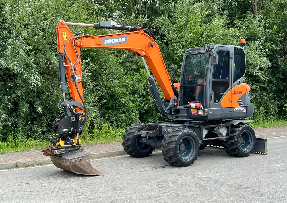 Doosan DOOSAN DX57W *ROTOTILT* 2200 Motogodzin JAK NOWA KOPARKA KOŁOWA STAN PERFEKCYJNY SPROWADZONA - Колёсный экскаватор: фото 1 Doosan DOOSAN DX57W *ROTOTILT* 2200 Motogodzin JAK NOWA KOPARKA KOŁOWA STAN PERFEKCYJNY SPROWADZONA - Колёсный экскаватор: фото 1