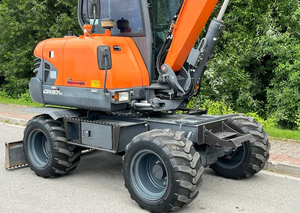 Doosan DOOSAN DX57W *ROTOTILT* 2200 Motogodzin JAK NOWA KOPARKA KOŁOWA STAN PERFEKCYJNY SPROWADZONA - Колёсный экскаватор: фото 5 Doosan DOOSAN DX57W *ROTOTILT* 2200 Motogodzin JAK NOWA KOPARKA KOŁOWA STAN PERFEKCYJNY SPROWADZONA - Колёсный экскаватор: фото 5