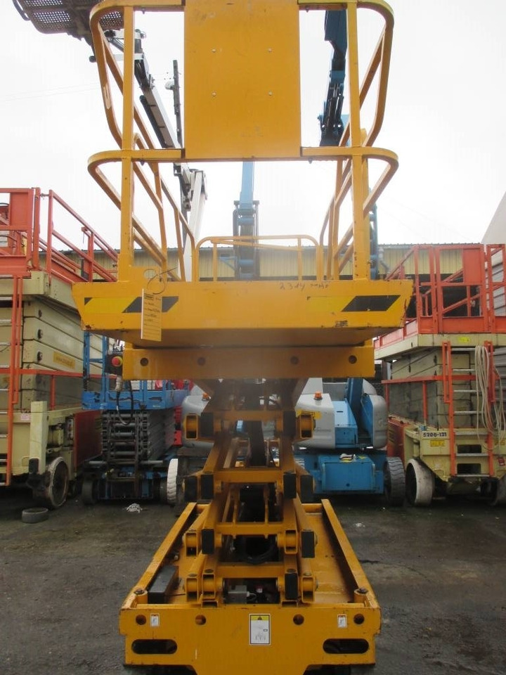 Ножничный подъемник Haulotte Compact 12: фото 7 Ножничный подъемник Haulotte Compact 12: фото 7