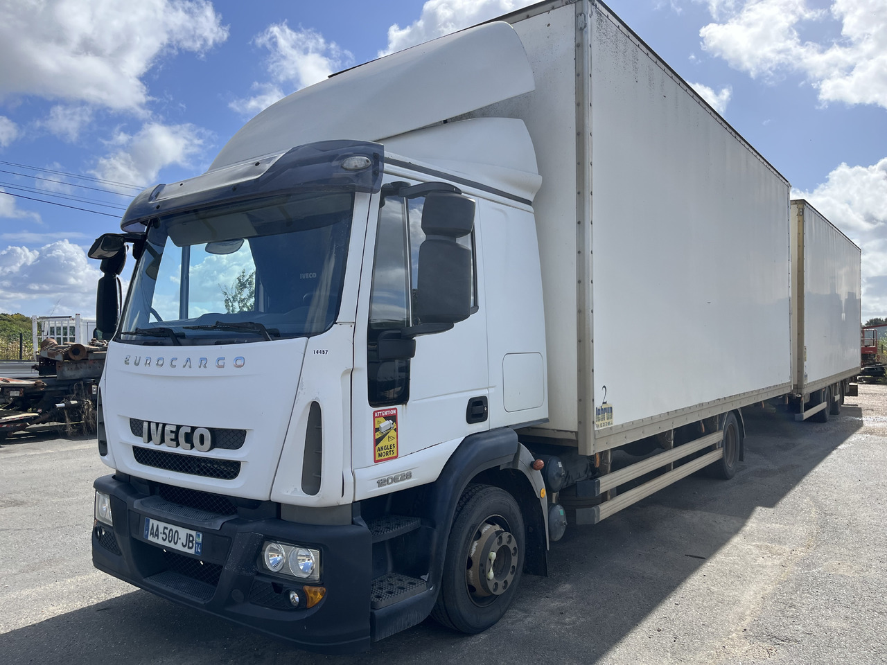IVECO Eurocargo 120e28 - Грузовик с закрытым кузовом: фото 1 IVECO Eurocargo 120e28 - Грузовик с закрытым кузовом: фото 1