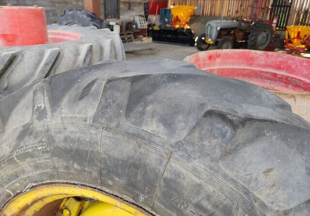John Deere 13.6x28 eturenkaat vanteilla - Шина для Тракторов: фото 5 John Deere 13.6x28 eturenkaat vanteilla - Шина для Тракторов: фото 5