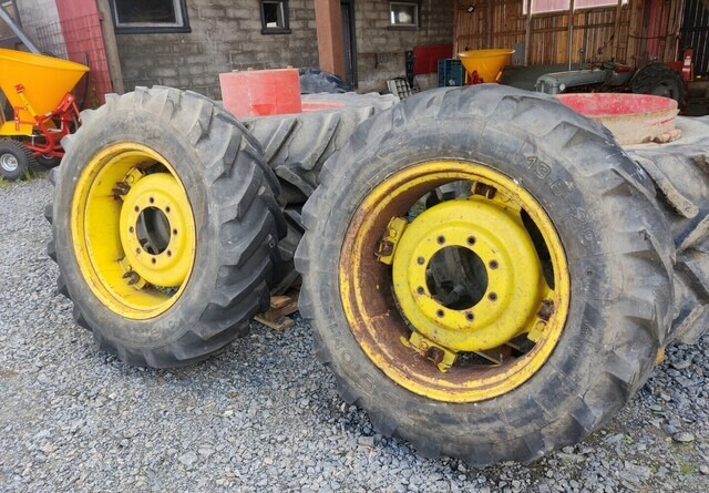John Deere 13.6x28 eturenkaat vanteilla - Шина для Тракторов: фото 1 John Deere 13.6x28 eturenkaat vanteilla - Шина для Тракторов: фото 1