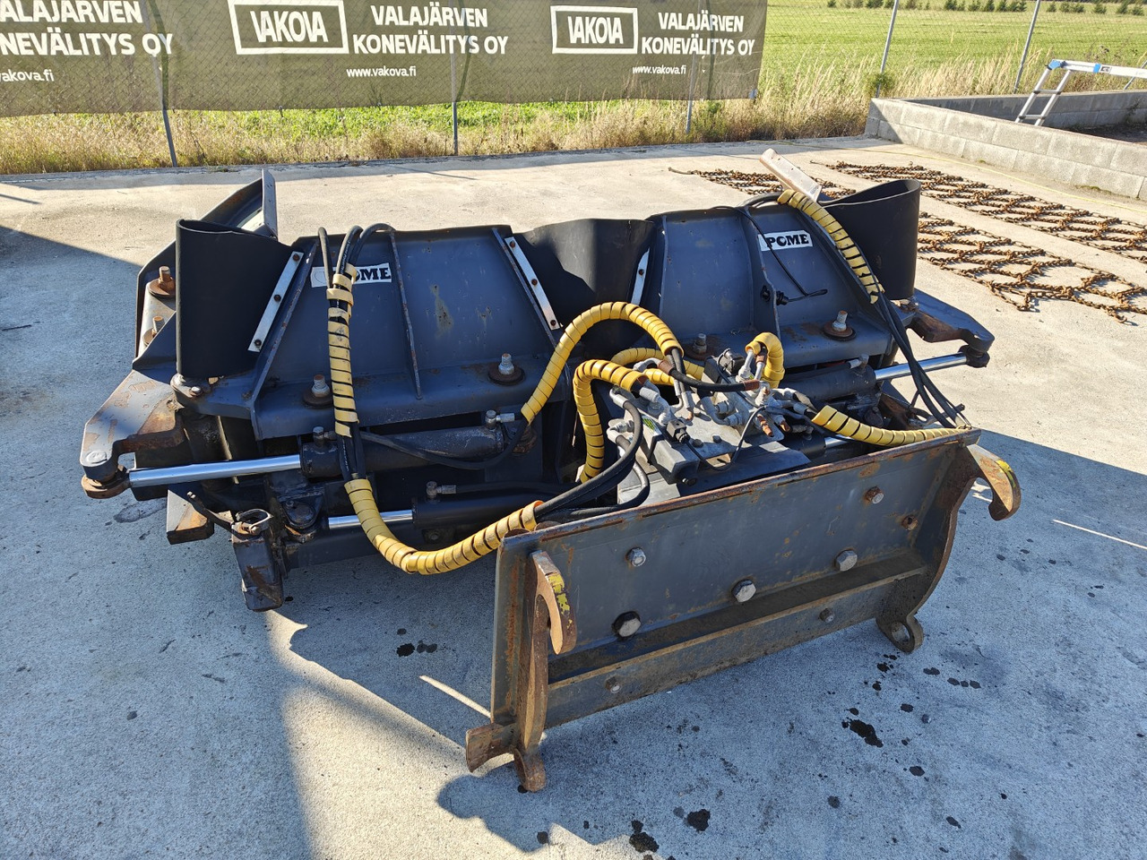 Pome U-aura 320cm - Отвал для снега для Коммунальной и специальной техники: фото 2 Pome U-aura 320cm - Отвал для снега для Коммунальной и специальной техники: фото 2