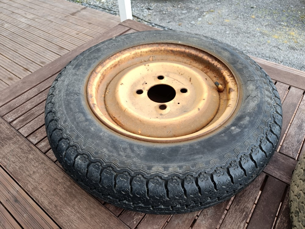 Renkaat 165SR15 vanteilla 2 kpl Heywang paalaimesta - Колесо для Пресс-подборщиков тюковых: фото 1 Renkaat 165SR15 vanteilla 2 kpl Heywang paalaimesta - Колесо для Пресс-подборщиков тюковых: фото 1