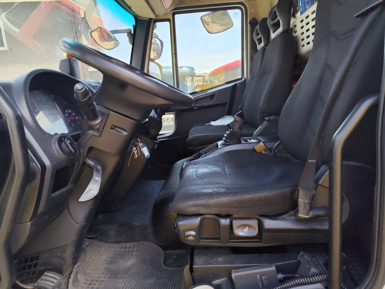 IVECO EUROCARGO 180-250 - Грузовик-шасси, Автоманипулятор: фото 3 IVECO EUROCARGO 180-250 - Грузовик-шасси, Автоманипулятор: фото 3