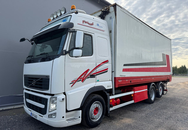 VolvoFH13 500 6x2 Ketjupurku + Rahtikaappi - Грузовик с закрытым кузовом: фото 1 VolvoFH13 500 6x2 Ketjupurku + Rahtikaappi - Грузовик с закрытым кузовом: фото 1