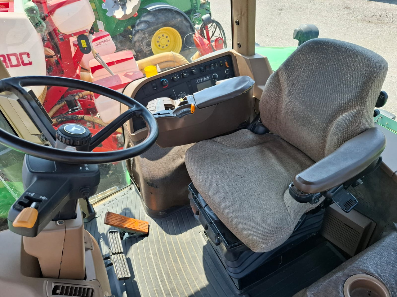 JOHN DEERE 8230 - Трактор: фото 2 JOHN DEERE 8230 - Трактор: фото 2