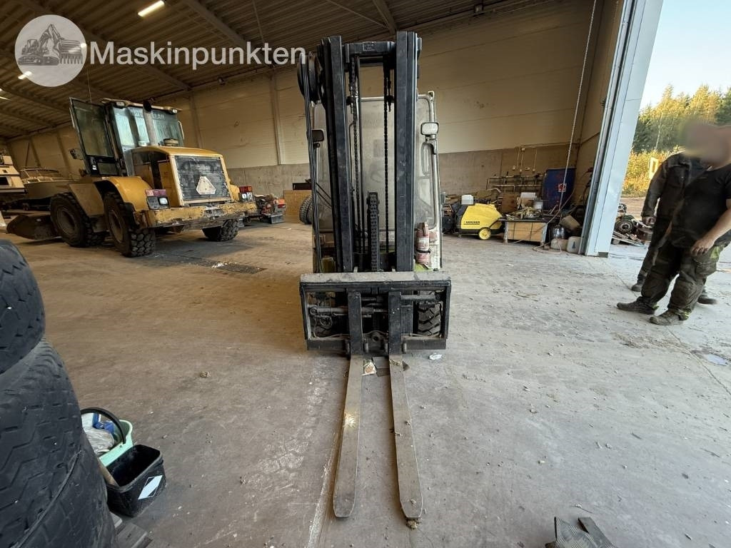 Clark CEM 25 - Дизельный погрузчик: фото 3 Clark CEM 25 - Дизельный погрузчик: фото 3