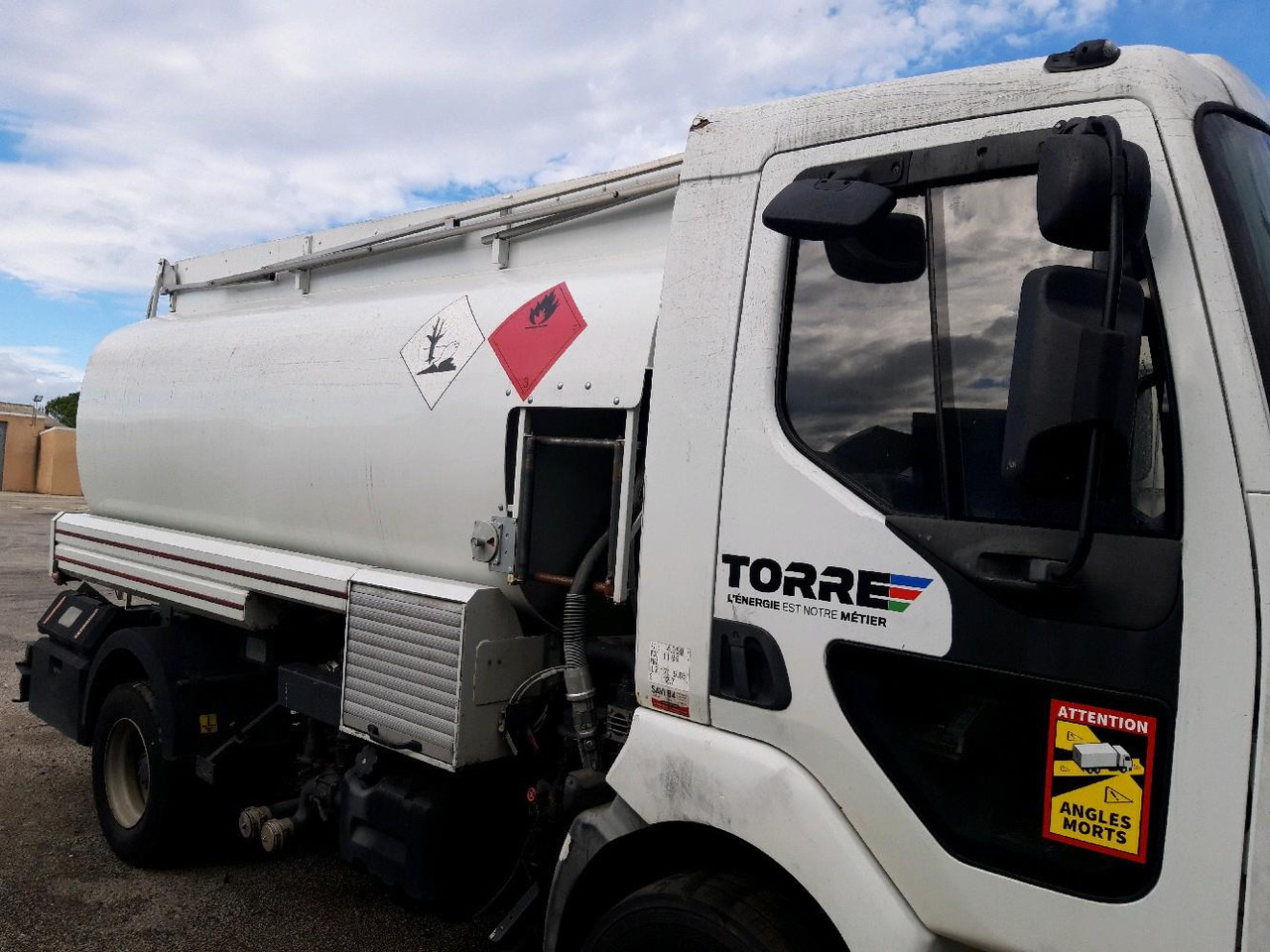 RENAULT MIDLUM CITERNE 7500 - Грузовик-цистерна: фото 3 RENAULT MIDLUM CITERNE 7500 - Грузовик-цистерна: фото 3