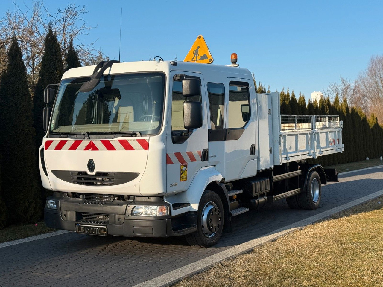 Renault MIDLUM 220 12 T TIPPER 6 SEATS TOOL BOX - Самосвал: фото 2 Renault MIDLUM 220 12 T TIPPER 6 SEATS TOOL BOX - Самосвал: фото 2