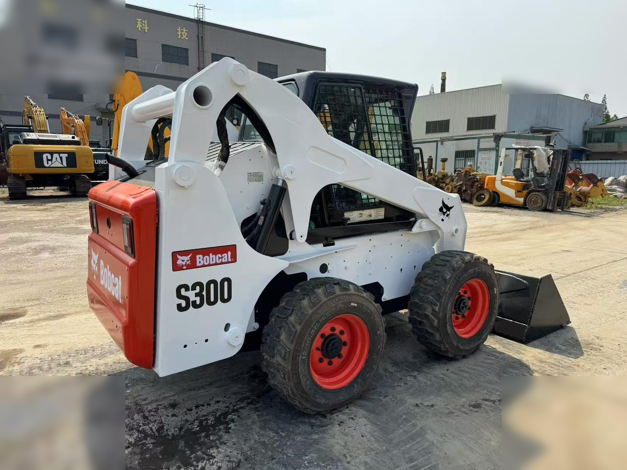 BOBCAT S300 - Мини-погрузчик с бортовым поворотом: фото 3 BOBCAT S300 - Мини-погрузчик с бортовым поворотом: фото 3