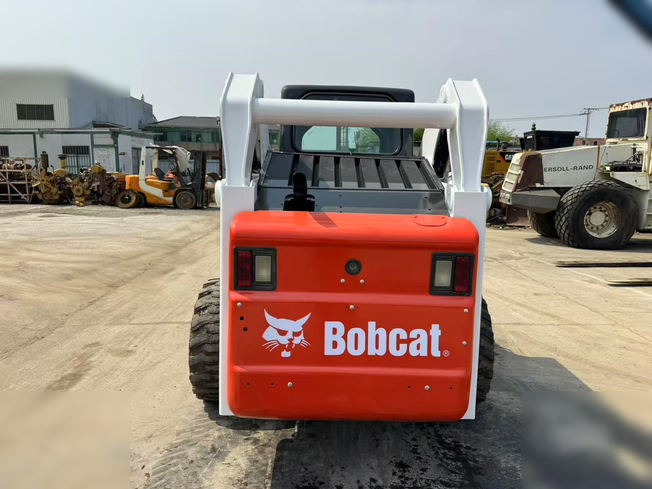 BOBCAT S300 - Мини-погрузчик с бортовым поворотом: фото 5 BOBCAT S300 - Мини-погрузчик с бортовым поворотом: фото 5