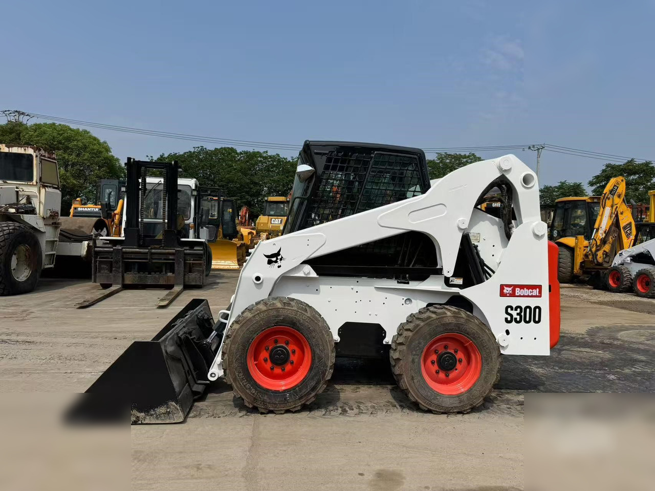 BOBCAT S300 - Мини-погрузчик с бортовым поворотом: фото 1 BOBCAT S300 - Мини-погрузчик с бортовым поворотом: фото 1