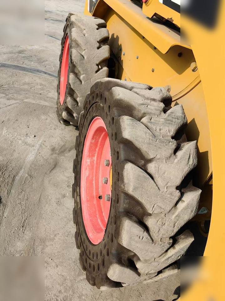 CATERPILLAR 226B - Мини-погрузчик с бортовым поворотом: фото 4 CATERPILLAR 226B - Мини-погрузчик с бортовым поворотом: фото 4