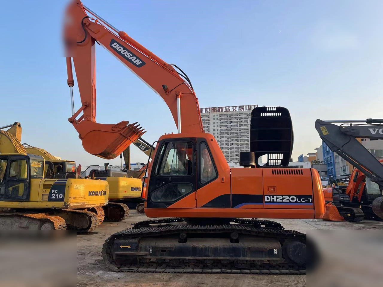 DOOSAN DH220 LC-7 - Гусеничный экскаватор: фото 1 DOOSAN DH220 LC-7 - Гусеничный экскаватор: фото 1