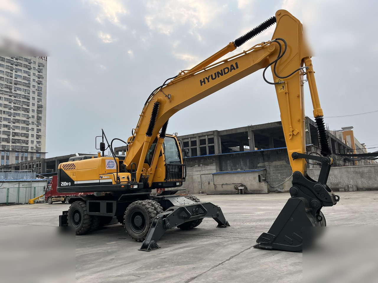 HYUNDAI ROBEX 210W-9 - Колёсный экскаватор: фото 2 HYUNDAI ROBEX 210W-9 - Колёсный экскаватор: фото 2
