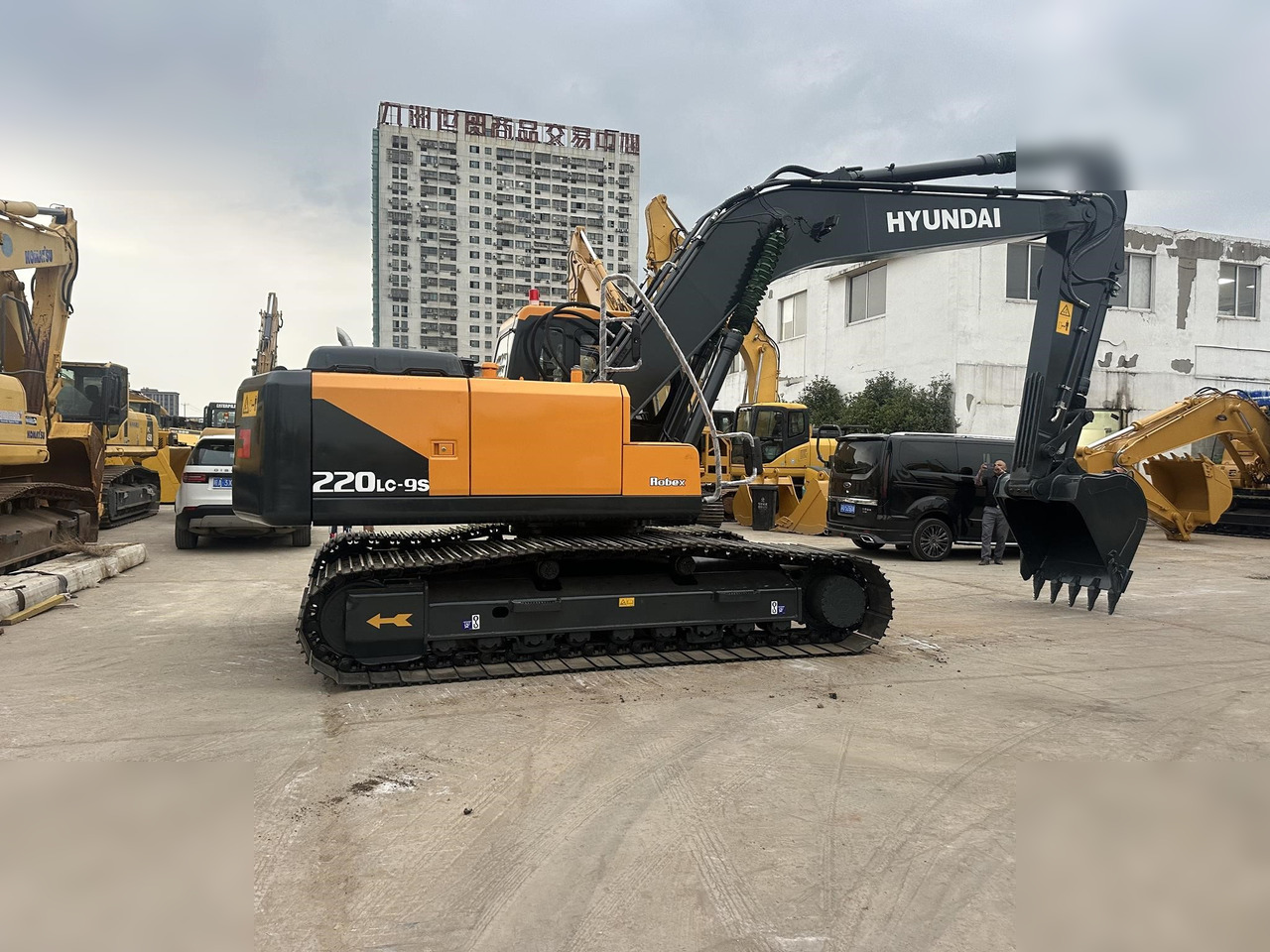 HYUNDAI ROBEX 220 LC-9S - Гусеничный экскаватор: фото 3 HYUNDAI ROBEX 220 LC-9S - Гусеничный экскаватор: фото 3