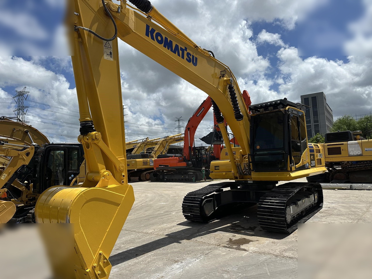 KOMATSU PC200-8 - Гусеничный экскаватор: фото 2 KOMATSU PC200-8 - Гусеничный экскаватор: фото 2