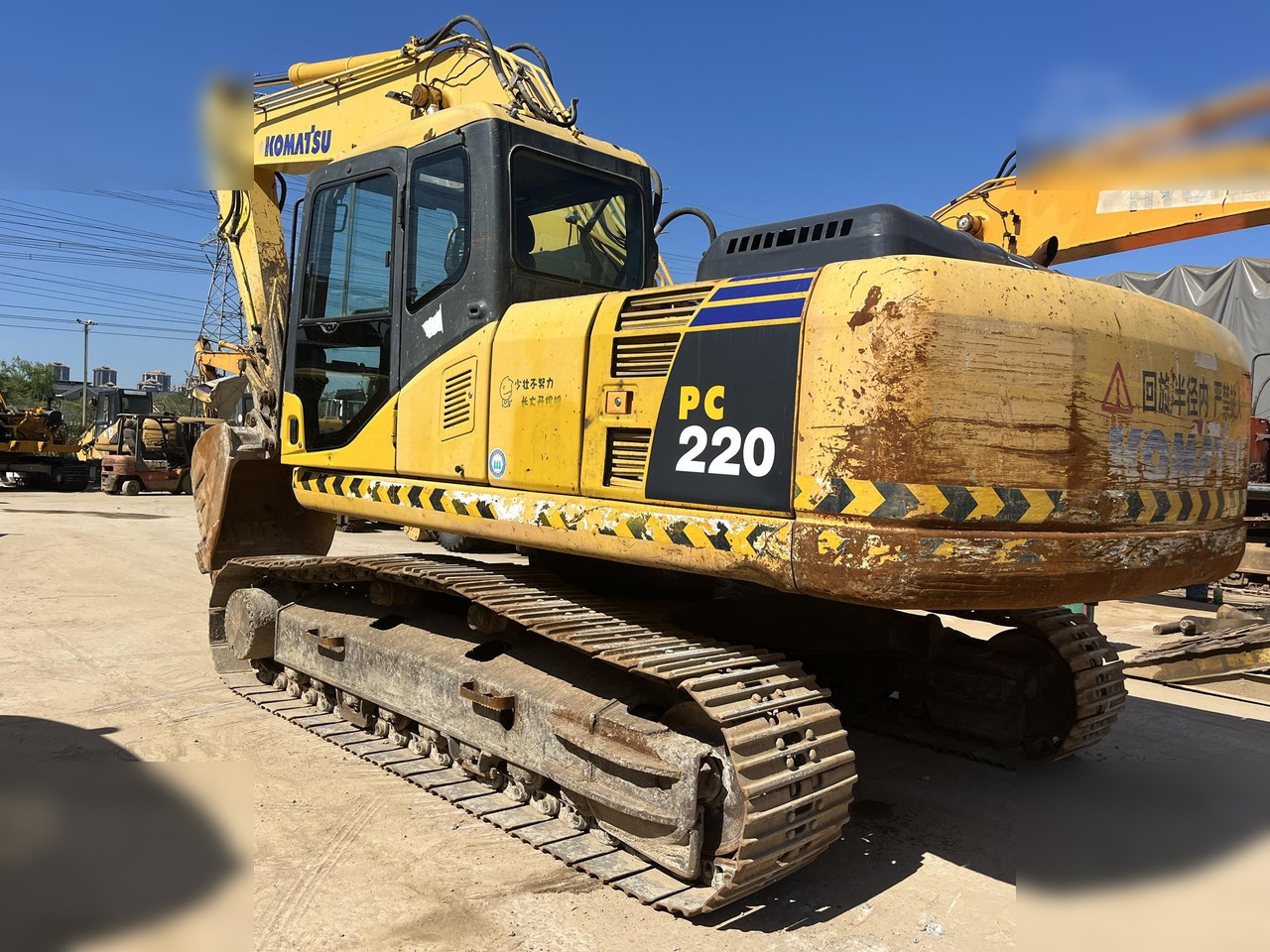 KOMATSU PC220-7 - Гусеничный экскаватор: фото 2 KOMATSU PC220-7 - Гусеничный экскаватор: фото 2