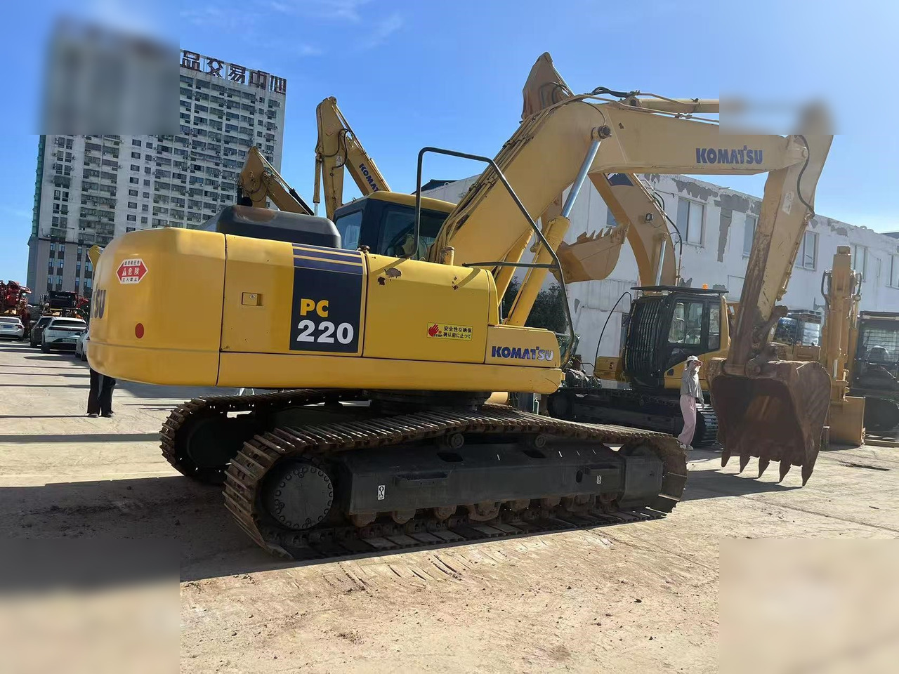 KOMATSU PC220-7 - Гусеничный экскаватор: фото 2 KOMATSU PC220-7 - Гусеничный экскаватор: фото 2