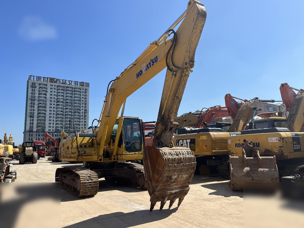 KOMATSU PC220-7 - Гусеничный экскаватор: фото 1 KOMATSU PC220-7 - Гусеничный экскаватор: фото 1