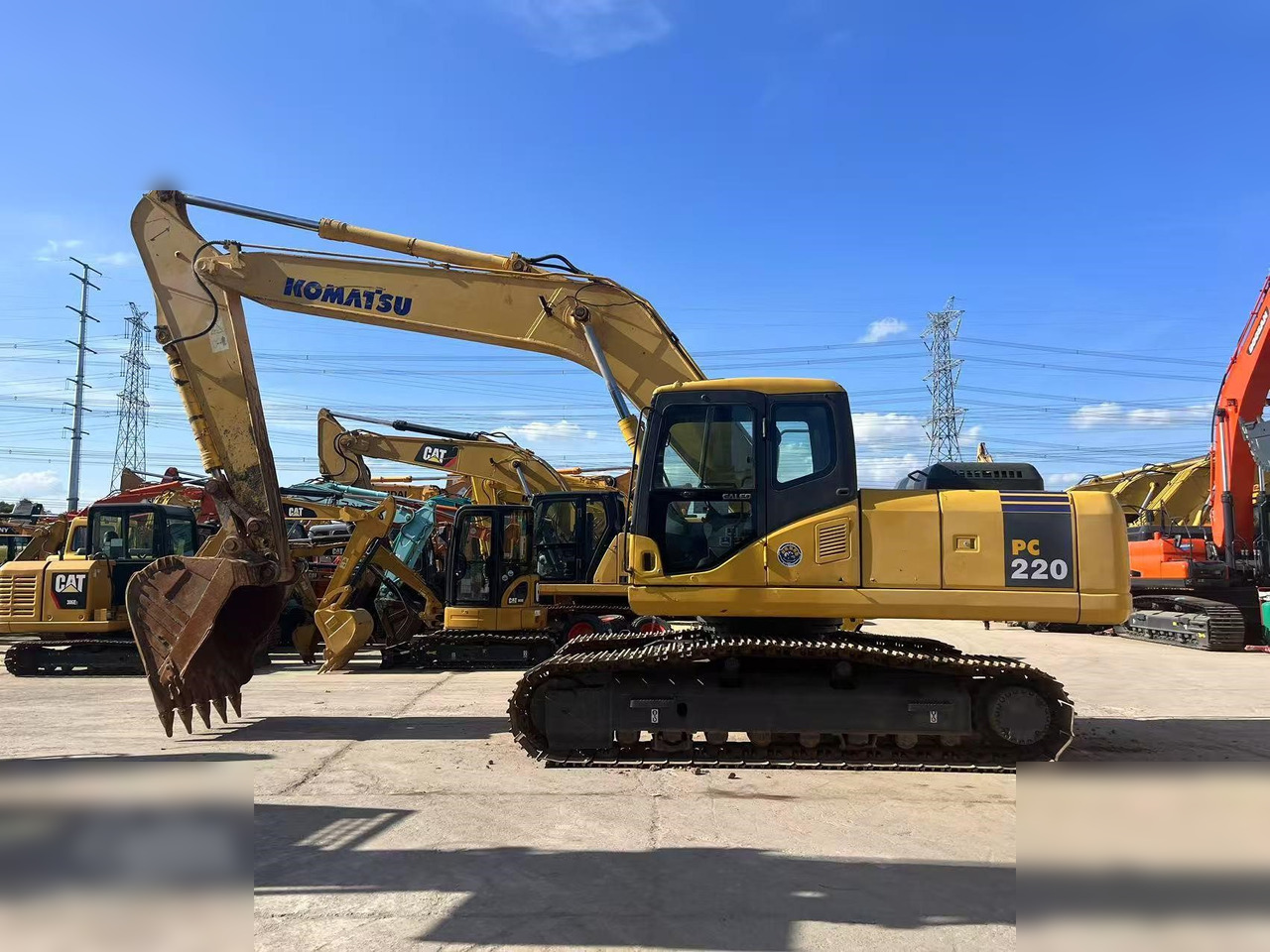 KOMATSU PC220-7 - Гусеничный экскаватор: фото 1 KOMATSU PC220-7 - Гусеничный экскаватор: фото 1