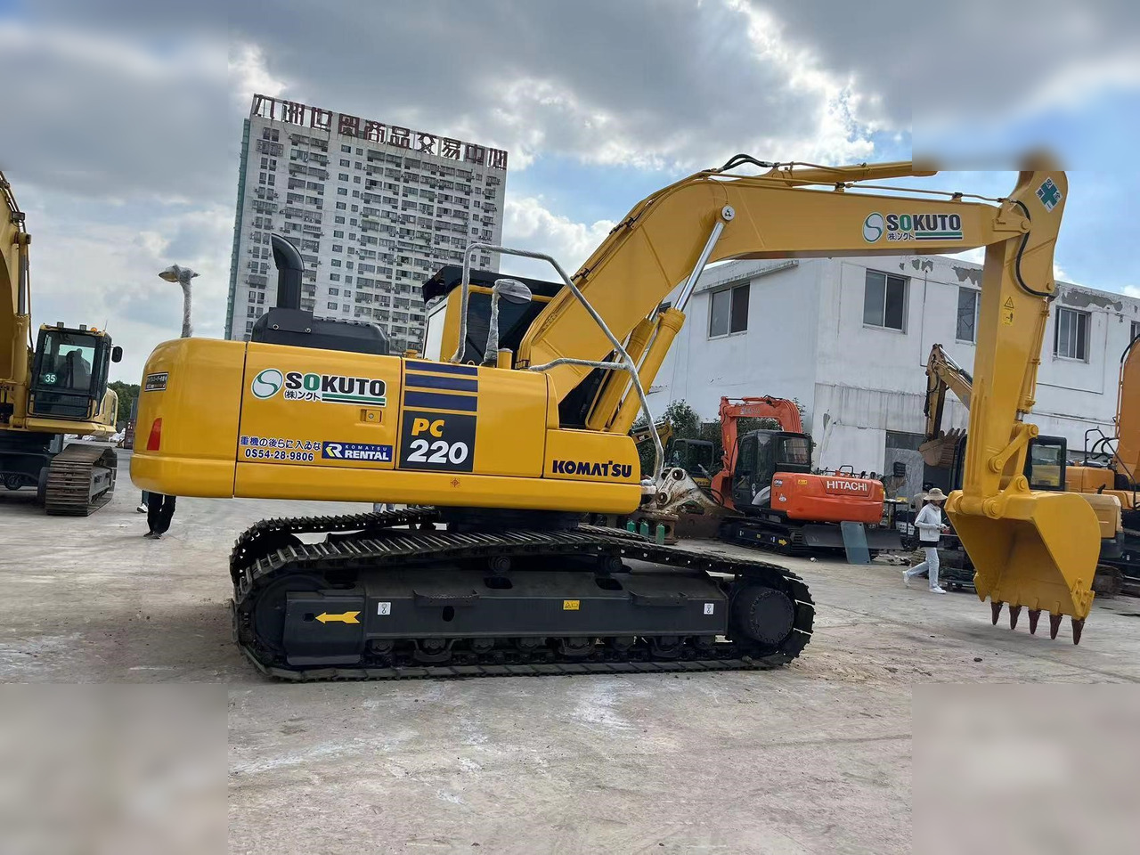 KOMATSU PC220-8 - Гусеничный экскаватор: фото 1 KOMATSU PC220-8 - Гусеничный экскаватор: фото 1