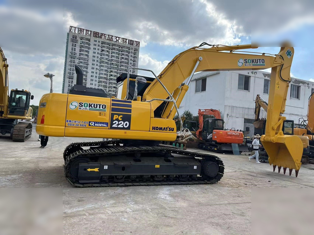 KOMATSU PC220-8 - Гусеничный экскаватор: фото 1 KOMATSU PC220-8 - Гусеничный экскаватор: фото 1