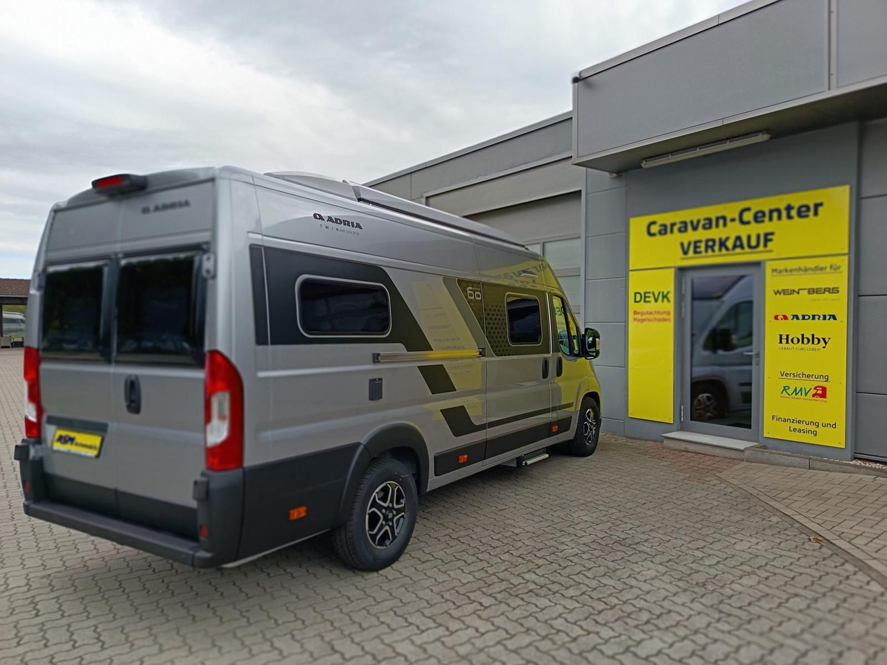 Adria Twin "60Y" 640 SGX 4,25MAXI*JUBILEE*AUFSTELLDACH - Кастенваген: фото 4 Adria Twin "60Y" 640 SGX 4,25MAXI*JUBILEE*AUFSTELLDACH - Кастенваген: фото 4