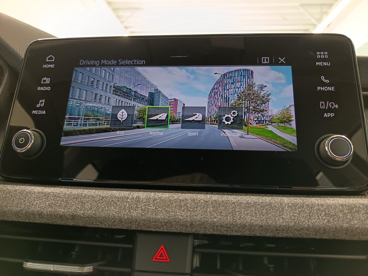 Внедорожник Skoda Kamiq 130 Jahre 1,5TSI DSG*AHK*ACC*LED*R-KAM*PDC: фото 15 Внедорожник Skoda Kamiq 130 Jahre 1,5TSI DSG*AHK*ACC*LED*R-KAM*PDC: фото 15